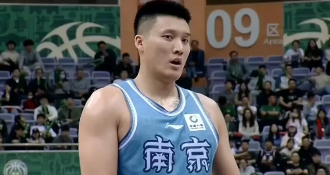 九游体育平台-南京队凭借超强实力，挺进季后赛